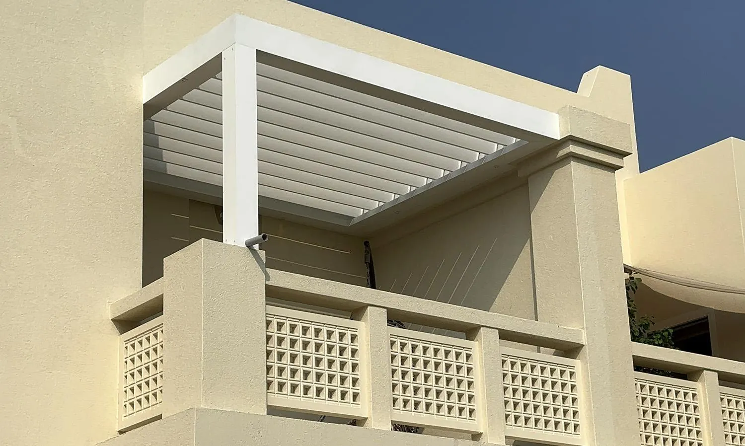 Sierra Pergola on a Balcony in Meadows