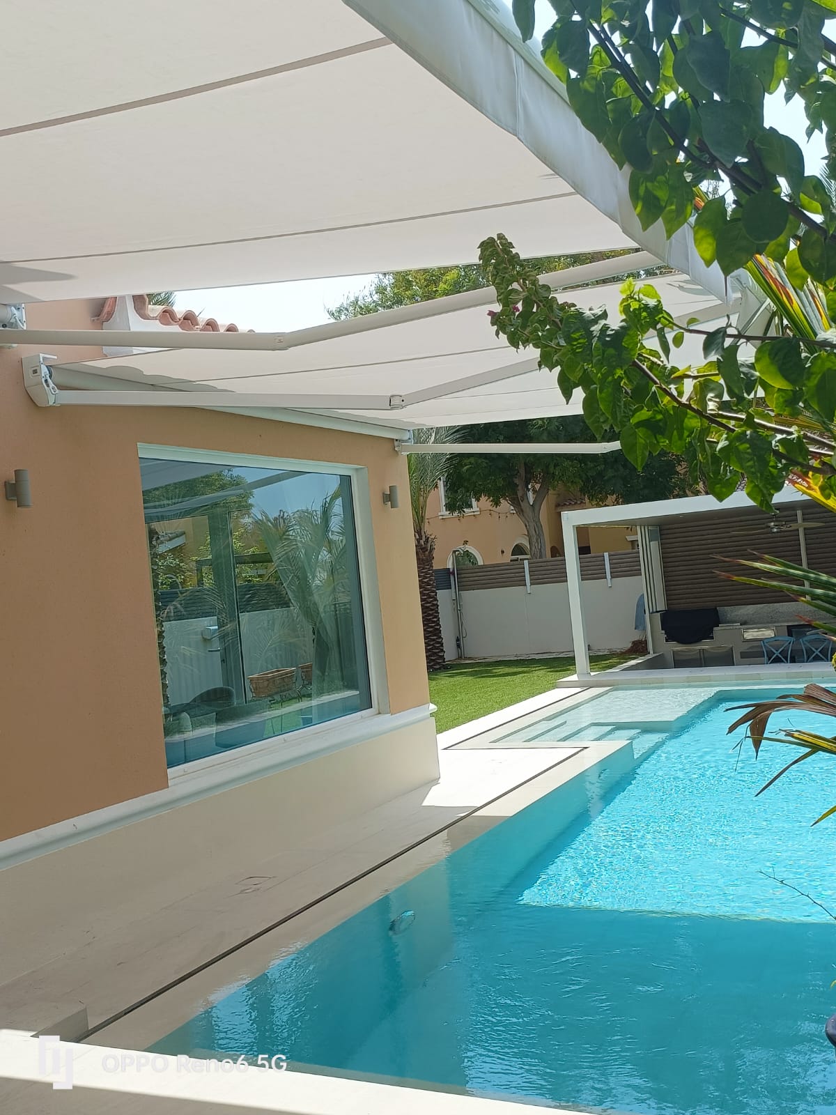 Arond pool shade